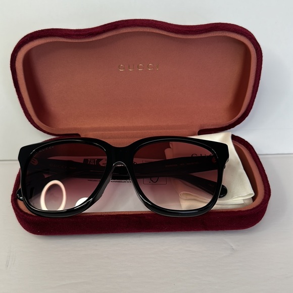 GUCCI GG0800SA 002 square Gucci sunglass comes black with red gradient lenses. - Picture 11 of 13